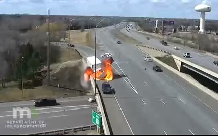 Video: Fuerte choque en autopista termina con un camión en llamas