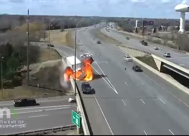Video: Fuerte choque en autopista termina con un camión en llamas