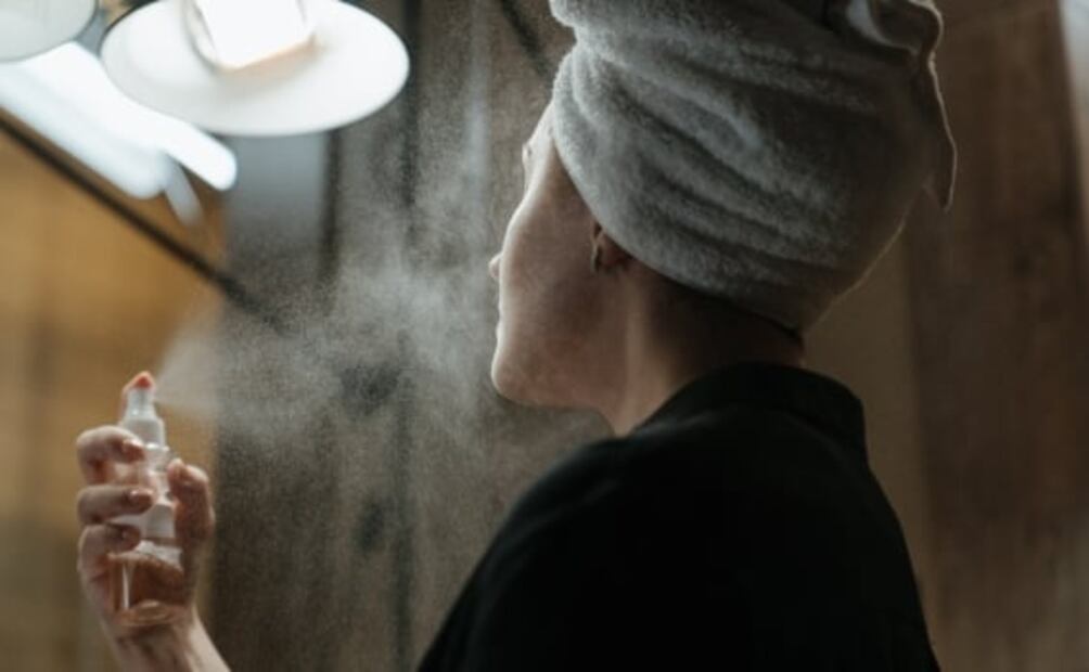 Los 5 mejores usos del agua de rosas en la belleza