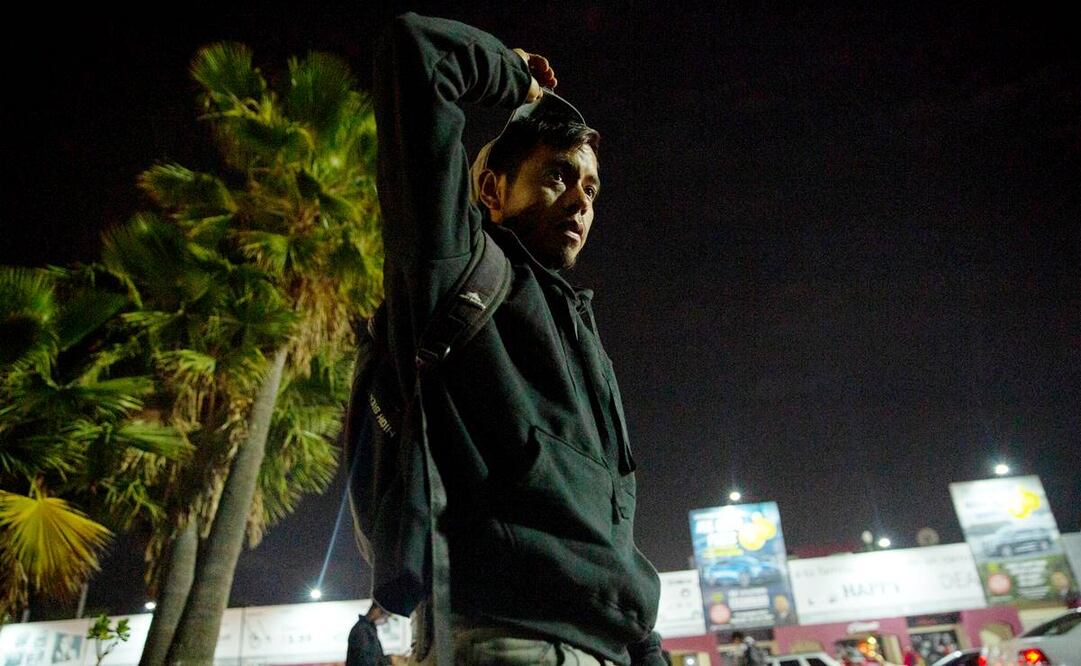 Don Ramón carga con ajo para ahuyentar a las víboras en el monte. Otros migrantes esperan despiertos afuera de la garita Otay Mesa, en Tijuana. Fotos: Gabriela Martínez y Aimee Melo/ EL UNIVERSAL.