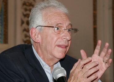 ¿Quién es Ricardo Valero, el embajador que aparece robando un libro?