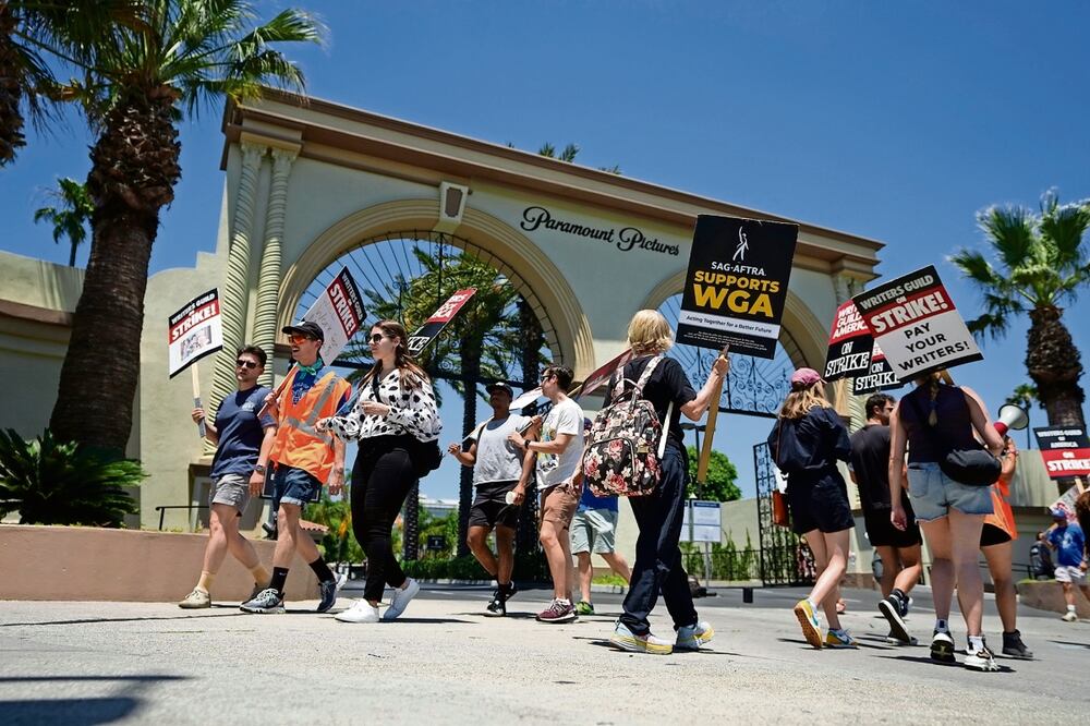 Miembros del sindicato de actores ya apoyaban la huelga de los escritores en diferentes partes de California. Foto: Mark J. Terrill / AP