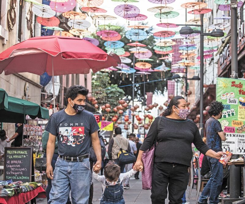A pesar de la desilusión, las personas se dieron cita en el Barrio Chino para comer en restaurantes o comprar recuerdos del Año del Buey. GERMÁN ESPINOSA/EL UNIVERSAL