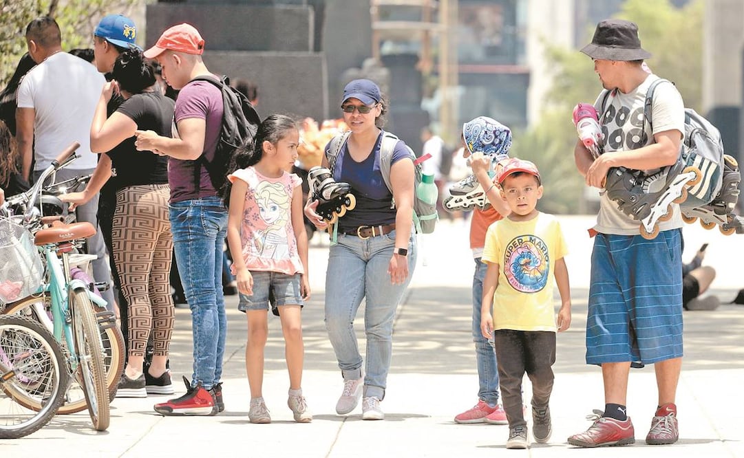 Cientos de familias y grupos de personas visitaron la Alameda el domingo. Muchos de los visitantes no portaban cubrebocas y no aplicaban la sana distancia. Fotos: BERENICE FREGOSO. EL UNIVERSAL