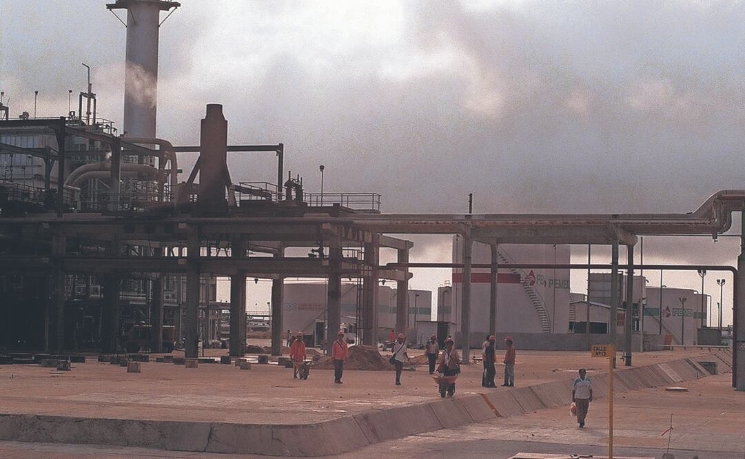 El director de Pemex aseguró que la actual administración impulsará la petroquímica y los complejos de la petrolera, sobre todo participando en el suministro de insumos y su comercio. ARCHIVO EL UNIVERSAL