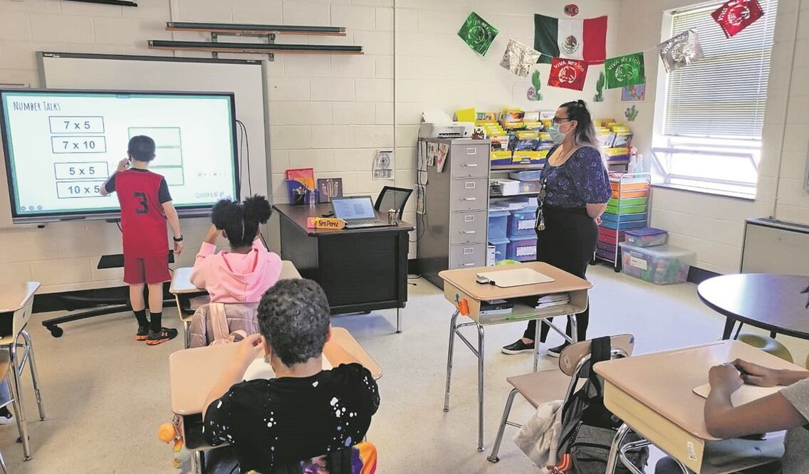 Yahaira Pérez, originaria de Sonora, impartiendo clases en Carolina del Norte. Al conocer el programa, quiso mejorar sus ingresos, ampliar su experiencia laboral y compartir parte de la cultura mexicana. Foto: Especial