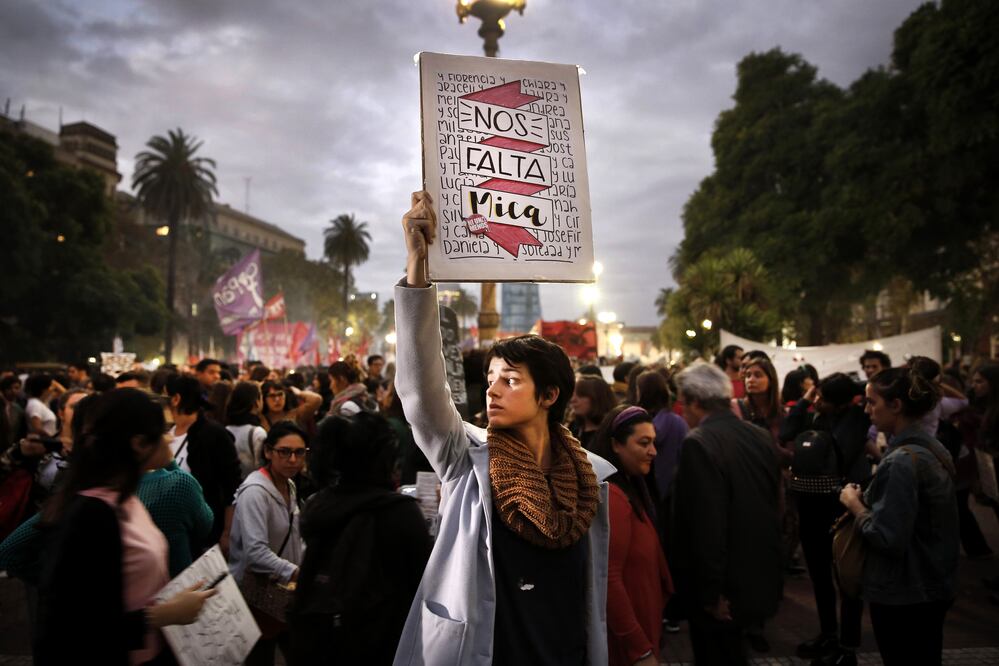El cartel de la foto hace alusión a Micaela García, joven que fue secuestrada, violada y asesinada en Gualeguay. Fue tomada durante una de las tantas marchas que bajo la consigna “Ni una menos” se realizaron este año en Plaza de Mayo, para reivindicar los derechos de las mujeres, erradicar el machismo y, sobre todo, ayudar a que continúe visibilizándose la violencia de género. FOTO: SANTIAGO FILIPUZZI/LA NACIÓN, ARGENTINA