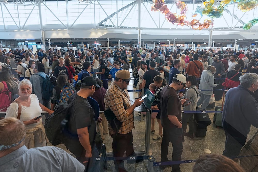 Pasajeros esperan su turno en el Aeropuerto Internacional George Bush, en Houston. FOTO: DAVID J. PHILLIP. AP