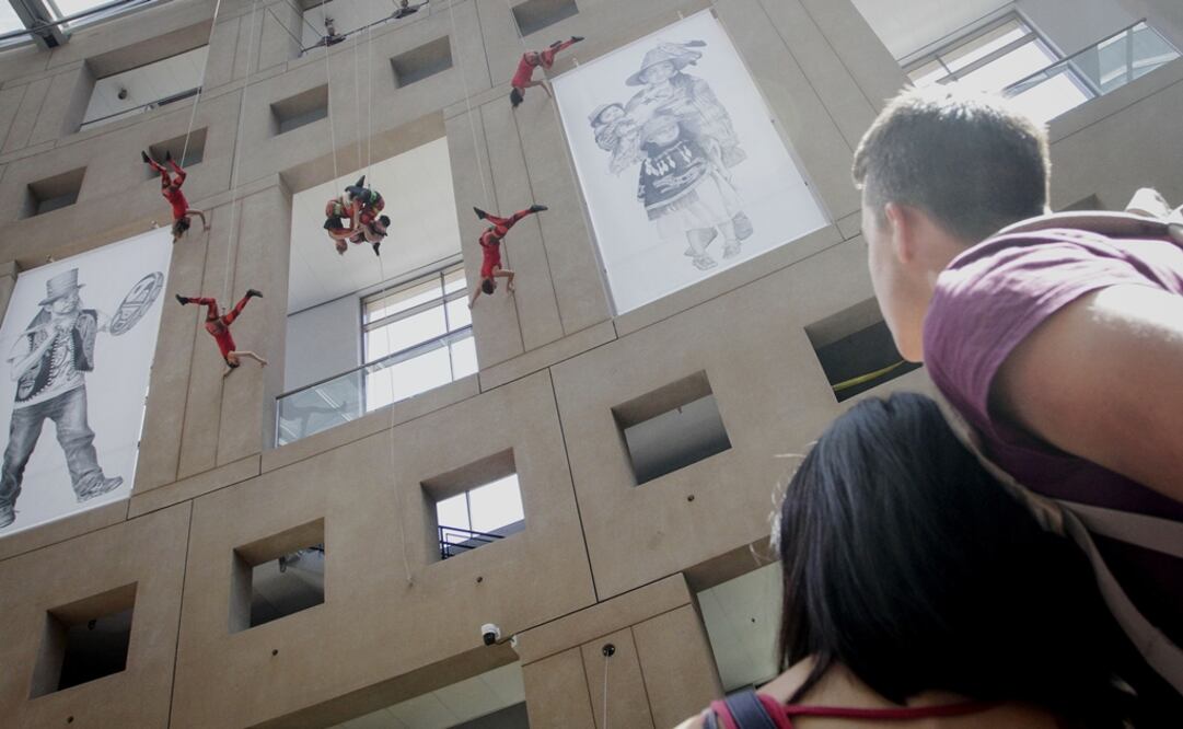 Bailarines actuaron en la fachada de la Biblioteca Pública de Vancouver.