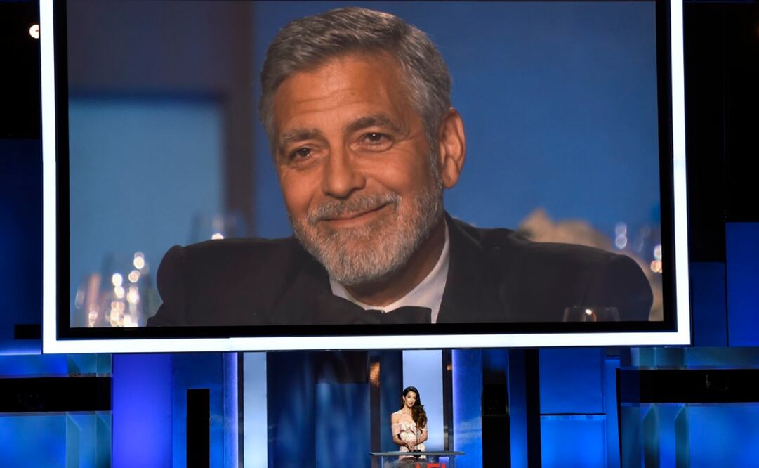 George Clooney escucha el mensaje que le dedica su esposa Amal en los premios AFI 2018. FOTO: AP