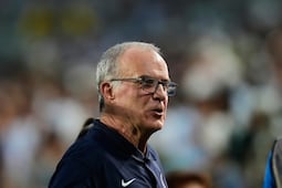 Marcelo Bielsa critica las pausas de hidratación del Mundial 2026: "Le quitan mucho al futbol"