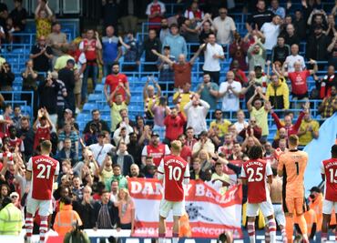 Aficionados del Arsenal festejan gol del Manchester City, al ser goleados