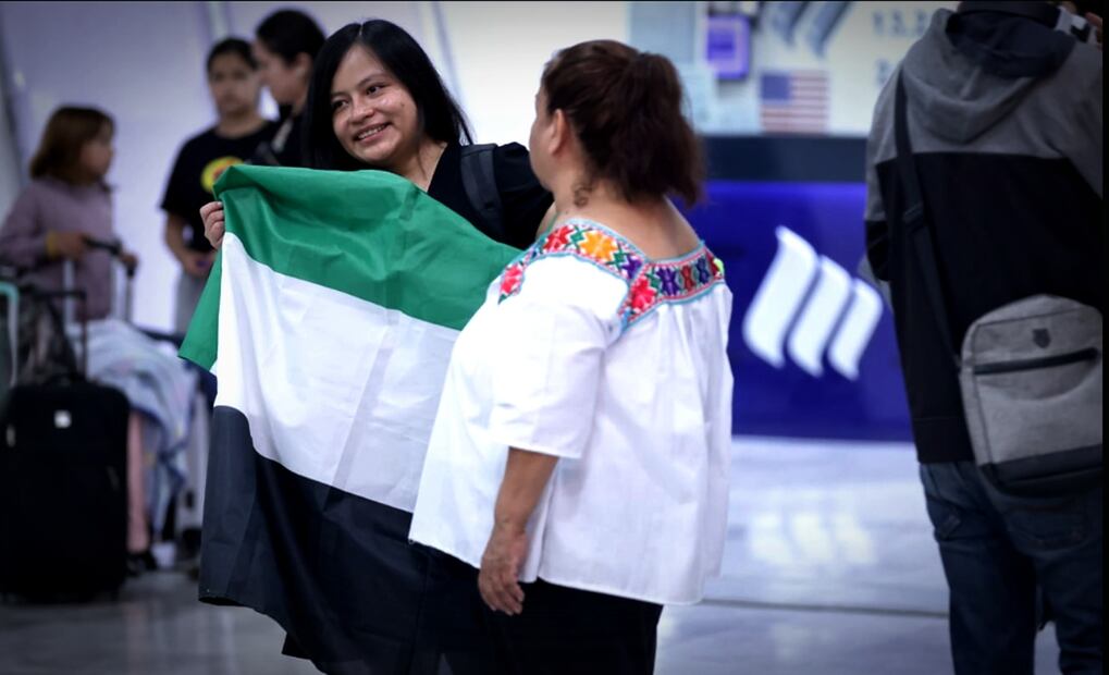 Personas acuden a la terminal 1 del AICM a despedir a activistas mexicanos propalestina, el 11 de junio de 2025, que viajaran al Cairo para participar en la Marcha Global a Gaza. Foto: Fernanda Rojas /EL UNIVERSAL