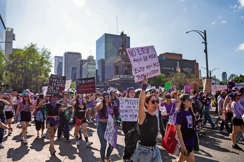 Asistentes a una manifestación por el Día Internacional de la Mujer en la Ciudad de México, el 8 de marzo de 2025. Foto: AFP