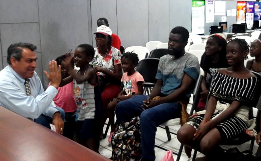 José Martín Carmona, director del Instituto Tamaulipeco para el Migrante, dijo que los africanos, principalmente parejas jóvenes con sus hijos, comenzaron a llegar en grupos de 15 o 20, y que estudiantes de idiomas apoyan en la traducción. (SANDRA TOVAR)