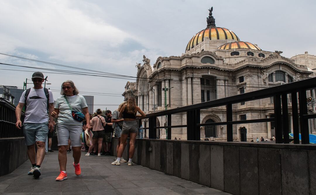 Turistas y nacionales se pasean en el Zócalo de la capital, con motivo del comienzo de las vacaciones por semana santa. Fotos: Abril Angulo/ El Universal