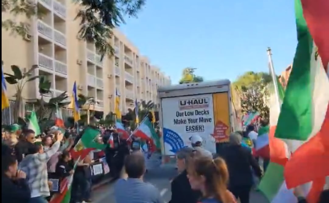 Testigos relataron que el vehículo intentó abrirse paso entre la multitud de manifestantes. (11/01/26) Foto: Captura de video