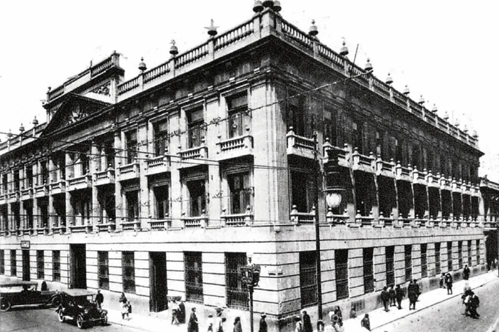 El Palacio del Marqués del Apartado, en la esquina de Donceles, antes llamadas Cordobanes y Rélox, en 1930. Este inmueble fue construido por Manuel Tolsá entre 1795 y 1805 (COLECCIÓN VILLASANA-TORRES)