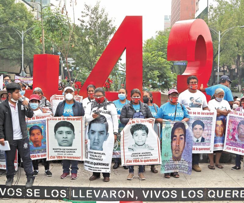 Los padres de los 43 encabezaron la marcha del Ángel al Zócalo. CARLOS MEJÍA. EL UNIVERSAL