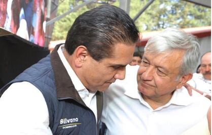 AMLO acuerda federalizar la educación en Michoacán