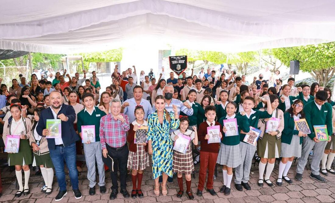 Evelyn Salgado se compromete a que ningún alumno de nivel básico se quede sin libros de texto gratuitos. Foto: Especial