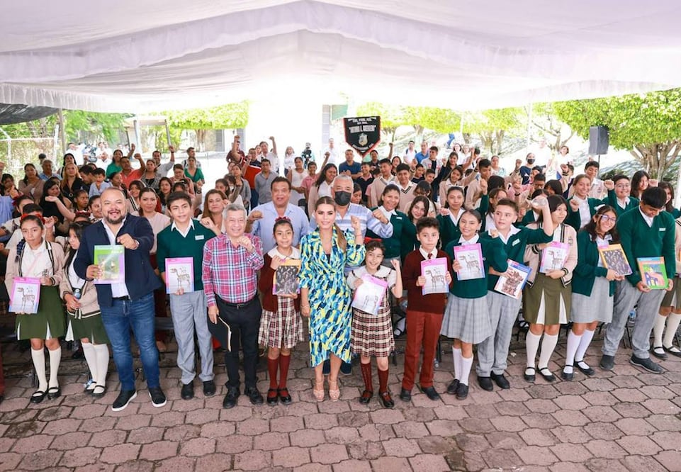 Evelyn Salgado se compromete a que ningún alumno de nivel básico se quede sin libros de texto gratuitos. Foto: Especial