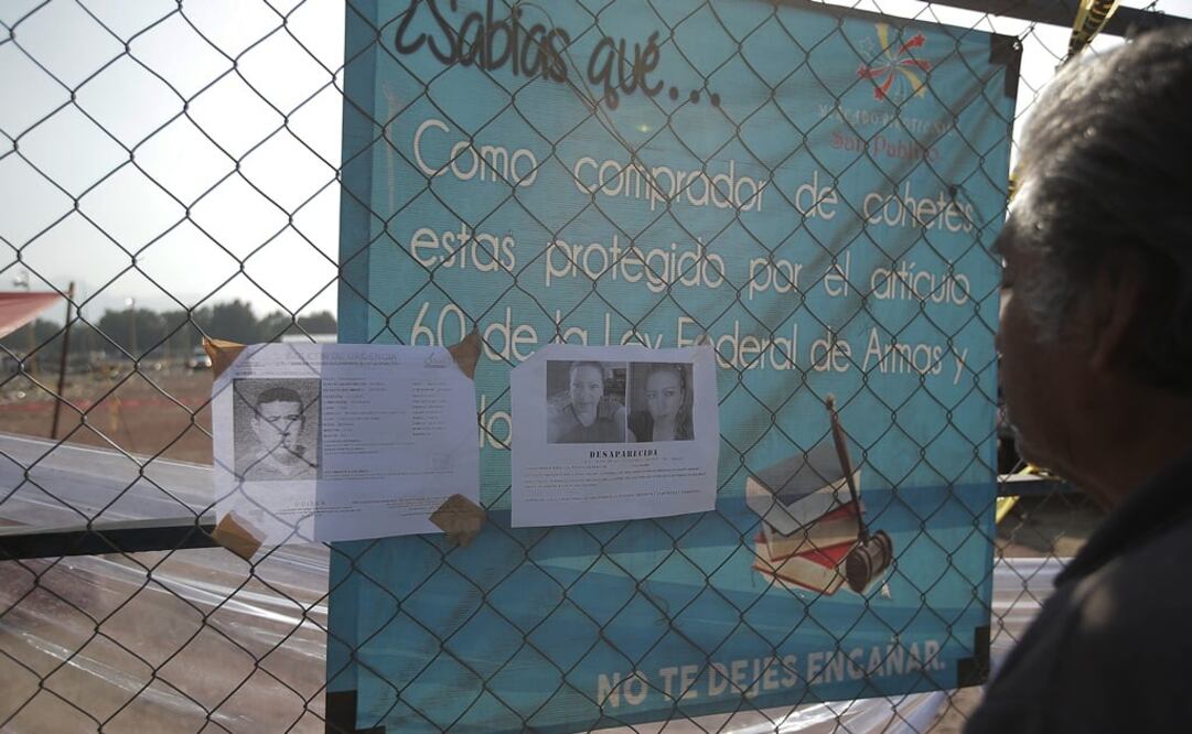 En las inmediaciones del predio del tianguis de San Pablito aún permanecen carteles de personas reportadas como desaparecidas. /Alejandro Acosta - EL UNIVERSAL