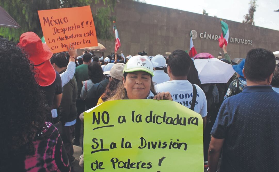 Trabajadores del Poder Judicial de la Federación se manifestaron a las afueras de la Cámara de Diputados. Foto: de Francisco Rodríguez. el universal