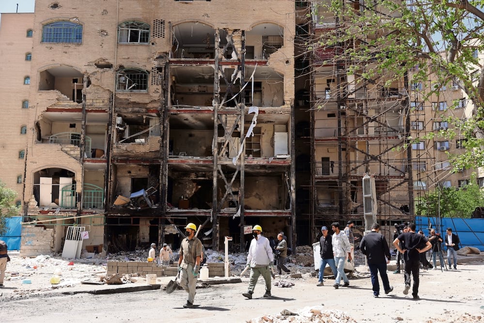 Iraníes, alrededor de un edificio destruido por ataques aéreos estadounidenses e israelíes en el complejo residencial Shahid Broujerdi, en el sur de Teherán. Foto: Abedin Taherkenareh / EFE