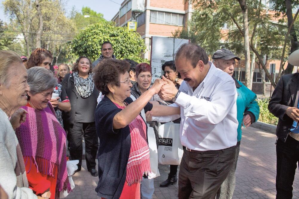 El ex secretario de salud, Armando Ahued, se reunió con vecinos de la colonia Roma en la Plaza Luis Cabrera en donde compartió una Rosca de Reyes con los presentes. Más tarde se trasladó a la Plazuela San Sebastián en Azcapotzalco. (JOSÉ LUIS OCHOA. CUAR)