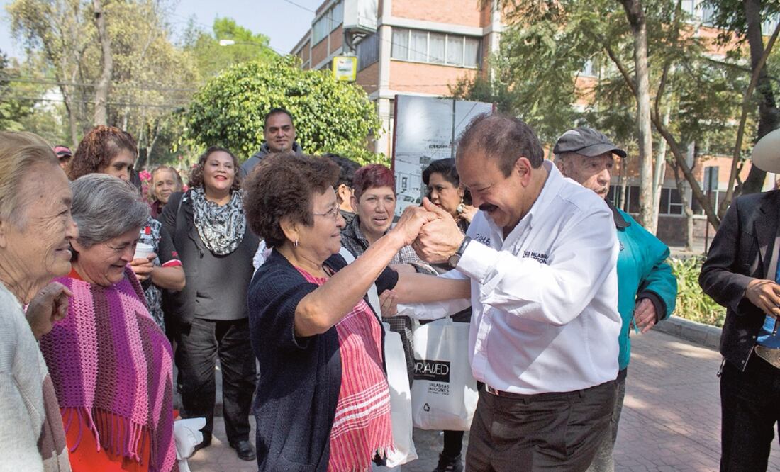 El ex secretario de salud, Armando Ahued, se reunió con vecinos de la colonia Roma en la Plaza Luis Cabrera en donde compartió una Rosca de Reyes con los presentes. Más tarde se trasladó a la Plazuela San Sebastián en Azcapotzalco. (JOSÉ LUIS OCHOA. CUAR)
