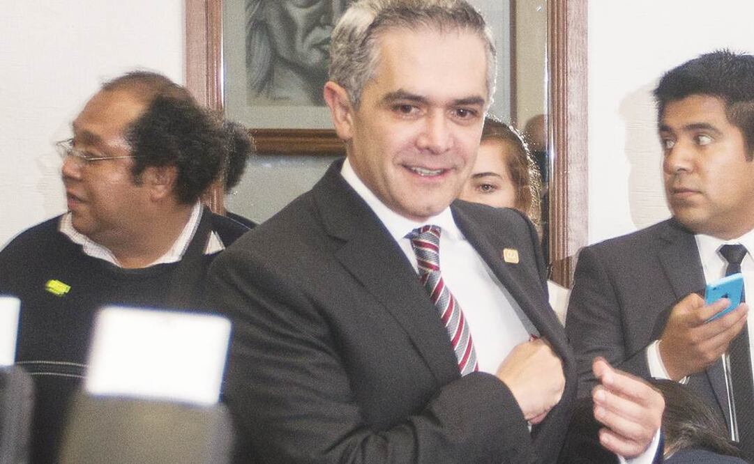 En breve pronunciamiento, el jefe de gobierno dijo que los cambios en su equipo se trabajo se realizarán previo a su informe de gobierno