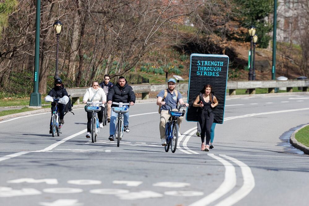 Summer Willis, fundadora de la organización sin fines de lucro Strength Through Strides, corre en Central Park mientras intenta un récord mundial al correr una maratón con un colchón para recaudar fondos que ayuden a las víctimas y crear conciencia sobre la agresión sexual en el Día Internacional de la Mujer en Nueva York. Foto: EFE