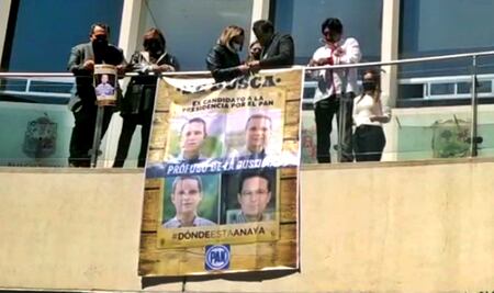 Guerra de carteles en el Senado: Morena coloca manta de Ricardo Anaya con la leyenda “Se Busca”