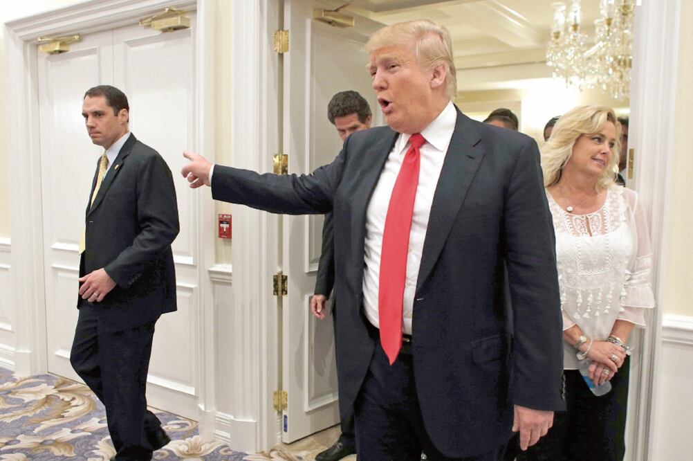 El aspirante presidencial republicano Donald Trump, a su llegada a una conferencia de prensa en el Club Nacional de Golf, en Florida, el 8 de marzo. FOTO: LYNNE SLADKY. AP