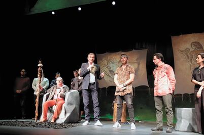 Mayer vuelve al teatro sin descuidar la política  