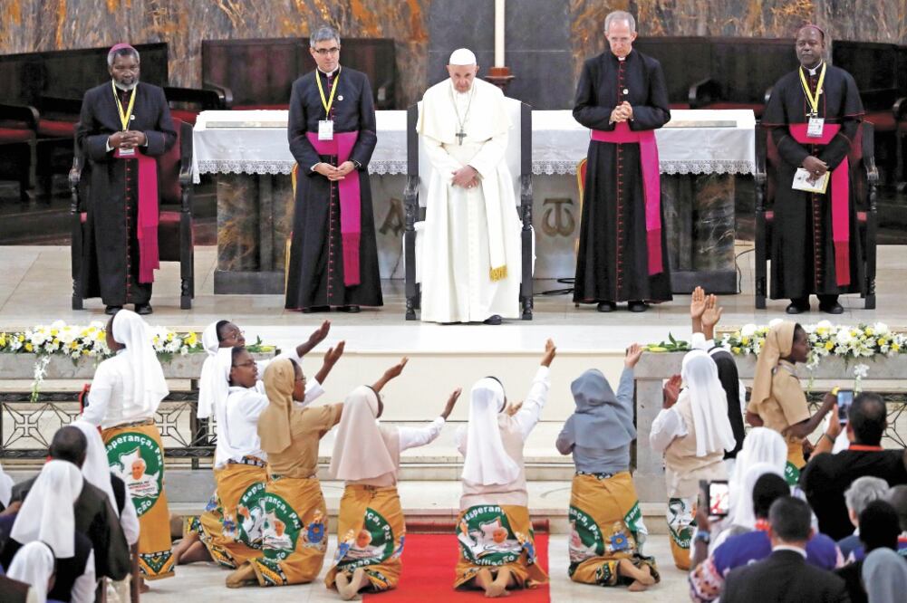 El papa Francisco ayer durante una homilía en Maputo, Mozambique, donde pidió igualdad social. Foto: YARA NARDI. REUTERS