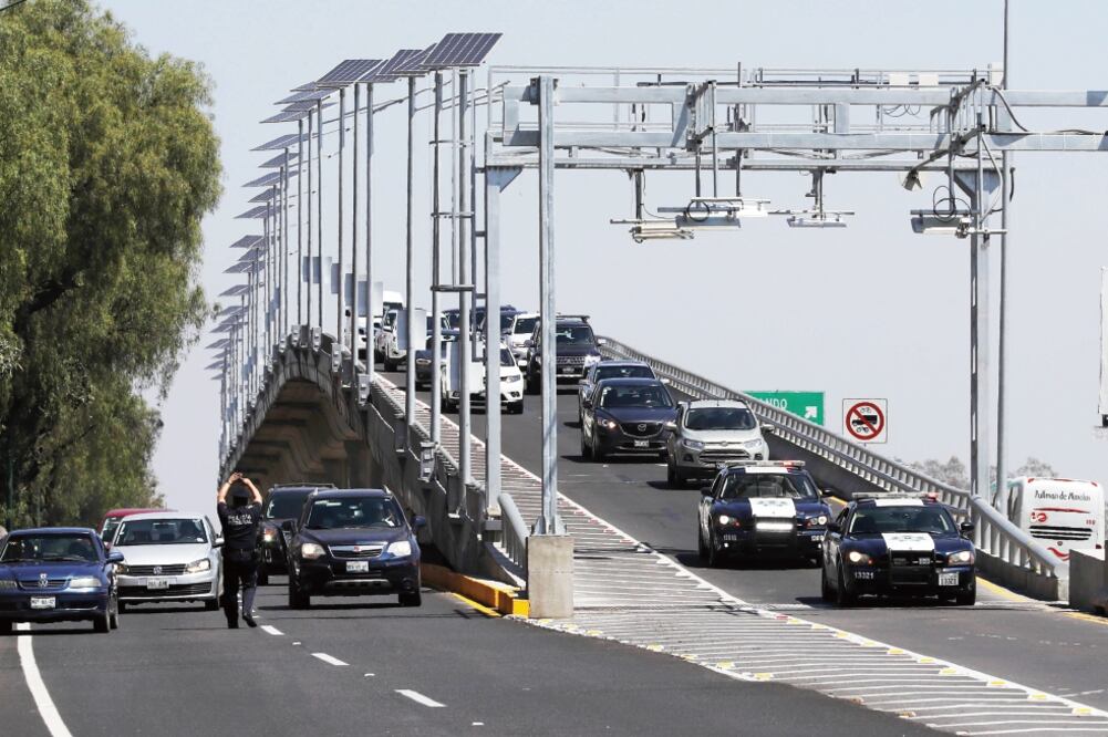 Elementos federales vigilan atentamente en las carreteras a fin de garantizar la seguridad de los viajeros (JUAN CARLOS REYES GARCÍA. EL UNIVERSAL)