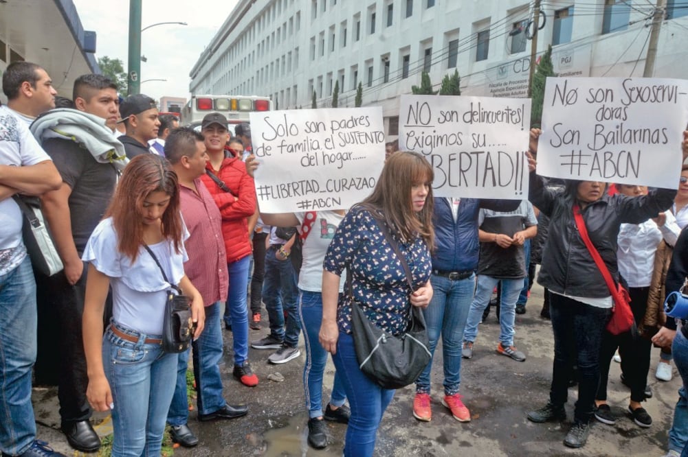 Familiares rechazan que detenidos integren una red de trata; bailarinas se unieron a la protesta. Foto: ARMANDO MONROY. CUARTOSCURO