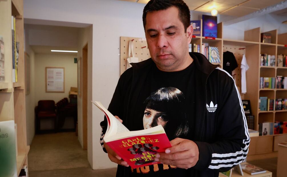 Retratos al escritor Carlos Velázquez por su libro " El menonita zen" ; en la librería la increíble ubicada en Juan de la Barrera número 112 en la colonia condesa. Foto: Fernanda Rojas/ El Universal