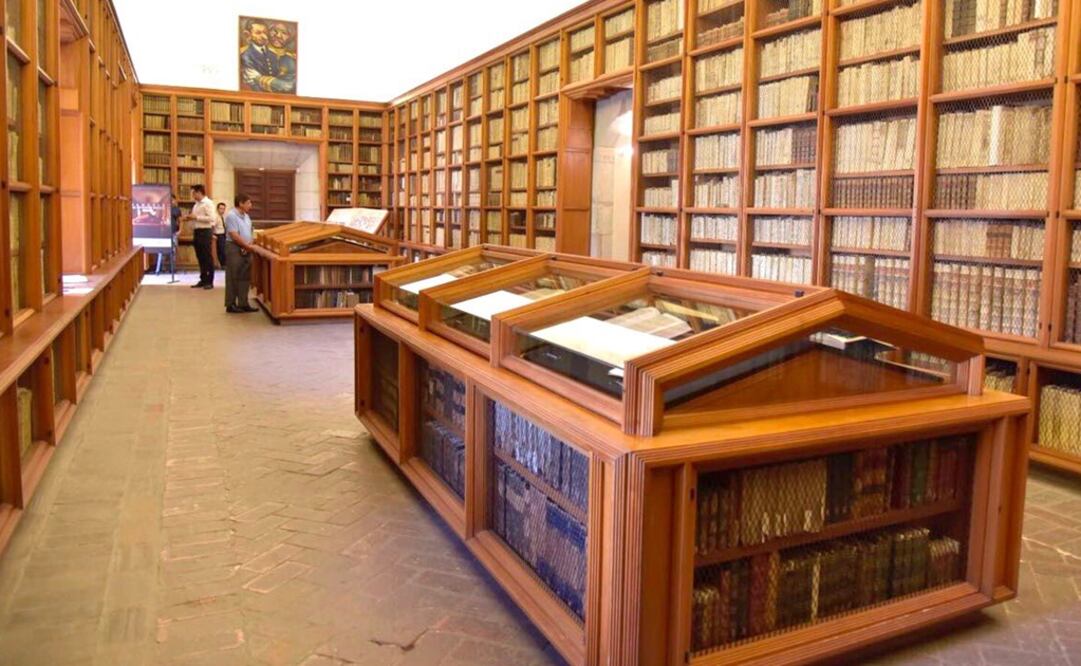 La Biblioteca Francisco de Burgoa resguarda más de 30 mil obras que datan de los siglos XV al XX. Foto: Twitter / Alejandro Murat