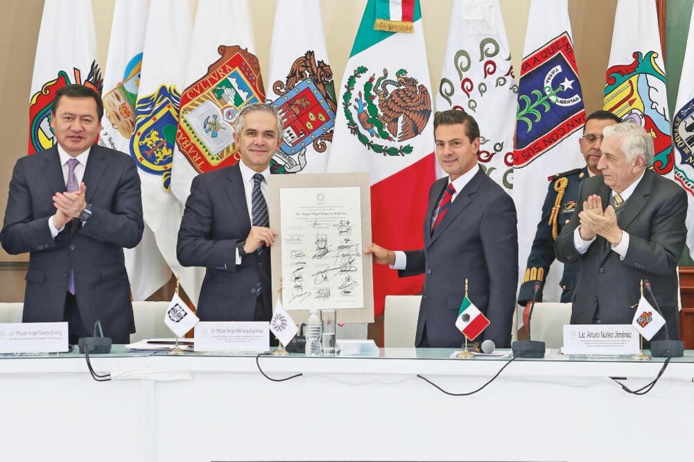 Miguel Ángel Osorio Chong, secretario de Gobernación; Miguel Ángel Mancera, jefe de Gobierno de la Ciudad de México; el presidente Enrique Peña Nieto, y Arturo Núñez, nuevo titular de la Conago, durante la 53 reunión de este organismo. (ARIEL OJEDA. EL U)