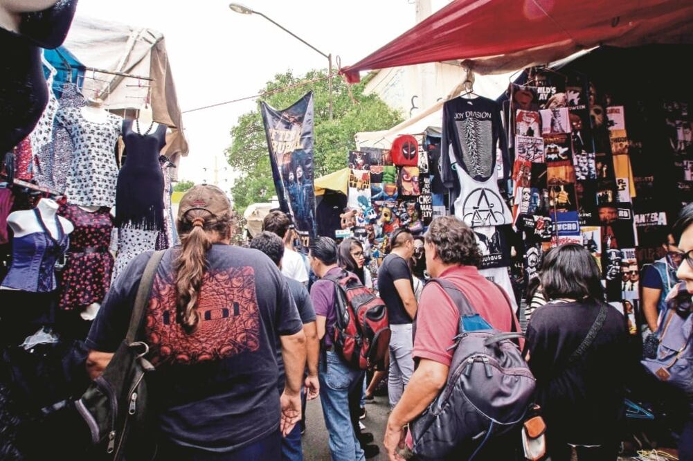 Los vendedores de droga se acercan a los asistentes al tianguis y con tono de voz bajo ofrecen sus productos y los precios en no más de 5 segundos (SALVADOR CORONA. EL UNIVERSAL)