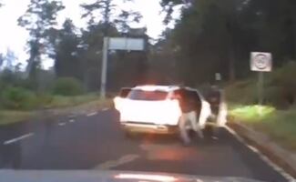 VIDEO Alertan por asaltos en carretera federal México-Cuernavaca, a la altura de Tres Marías; pareja logra escapar