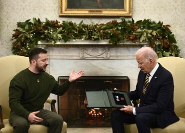 Zelensky agradece a Biden su apoyo y recuerda que la guerra no ha terminado