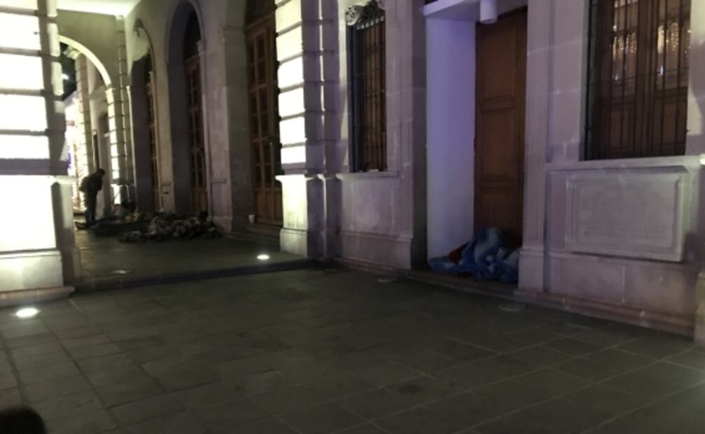 "No quieren ir a los refugios": Pese al frío, personas duermen al aire libre en la plaza principal de Aguascalientes