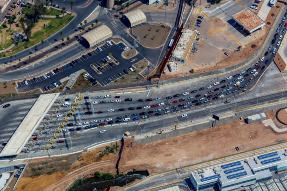 Tras reforzar la frontera, conductores esperan horas para pasar cargamentos a EU