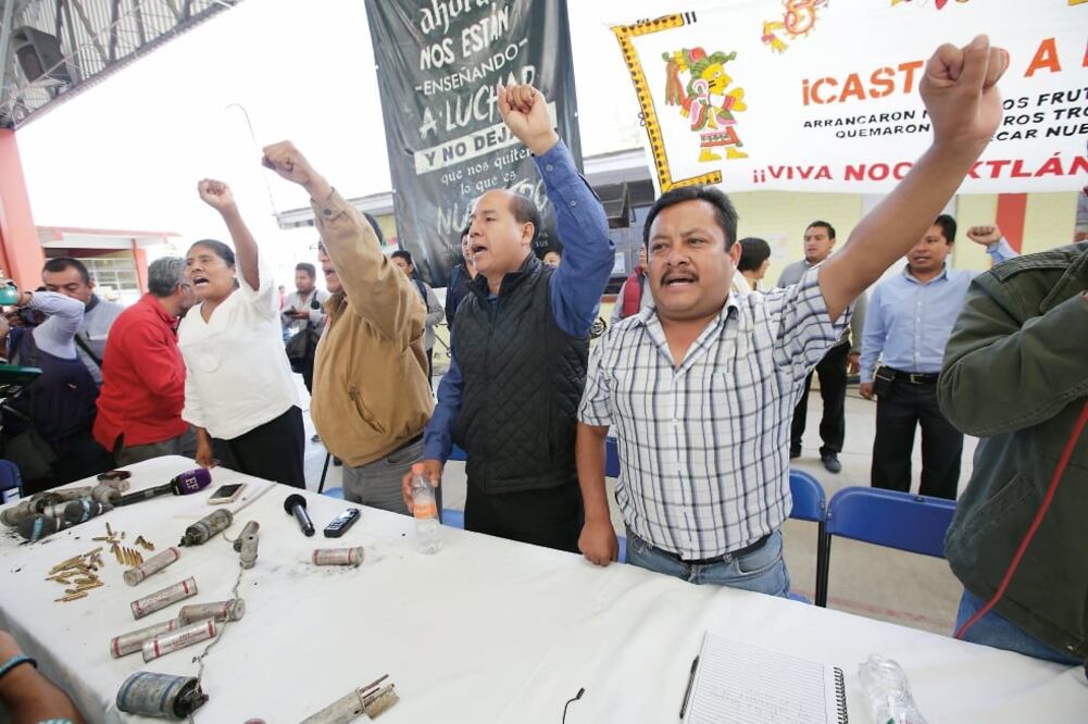 Durante la reunión que sostuvieron con Roberto Campa, subsecretario de Derechos Humanos de la Segob, pobladores, maestros y familiares de las víctimasen Nochixtlán presentaron casquillos recuperados (EDWIN HERNÁNDEZ. EL UNIVERSAL)
