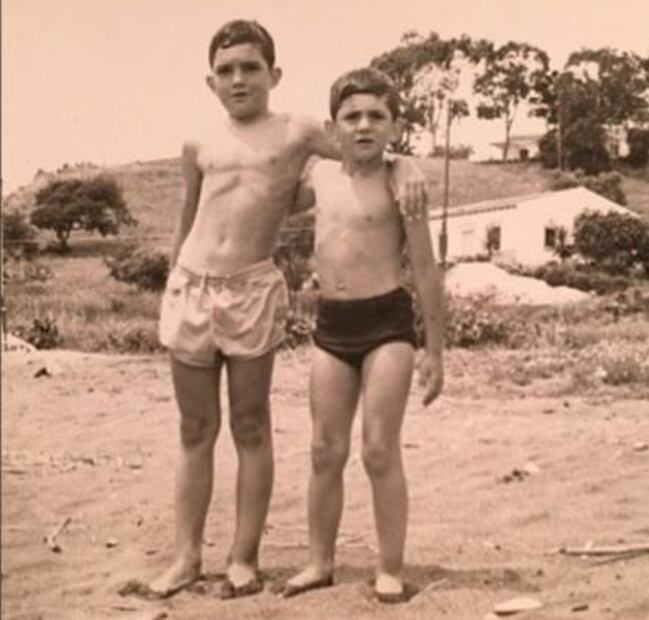 Antonio Banderas comparte foto con su hermano de hace 40 años