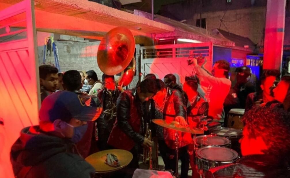 Arman fiesta con banda y golpean a funcionarios que intentaron cancelar festejo en Ecatepec